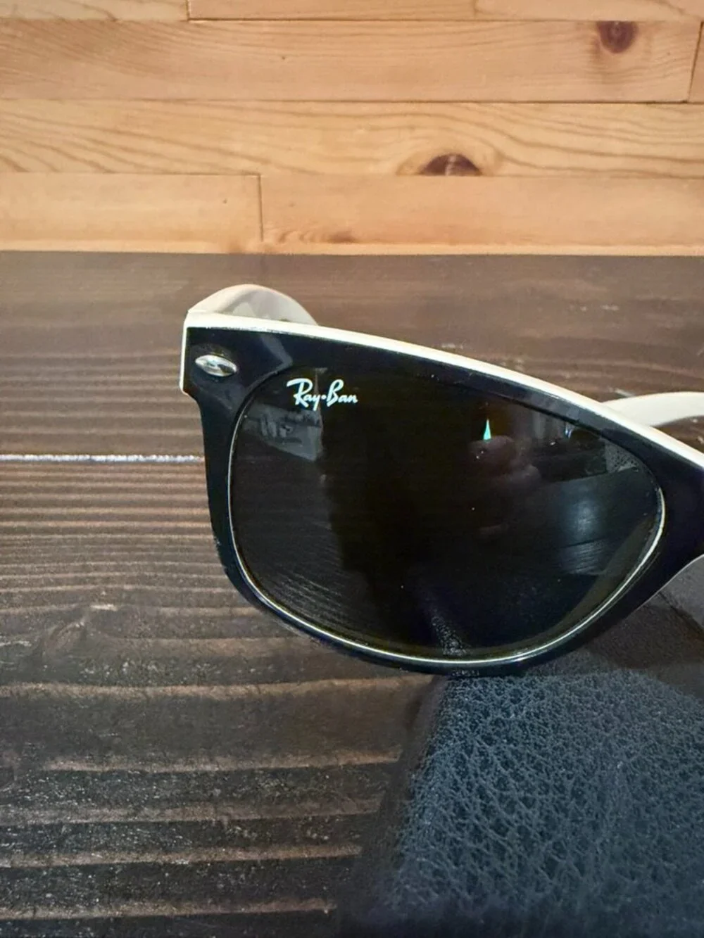 Ray-BanRB2132 New Wayfarer 875 Black/Beige G-15 Green Sunglasses 55-18-145 Italy